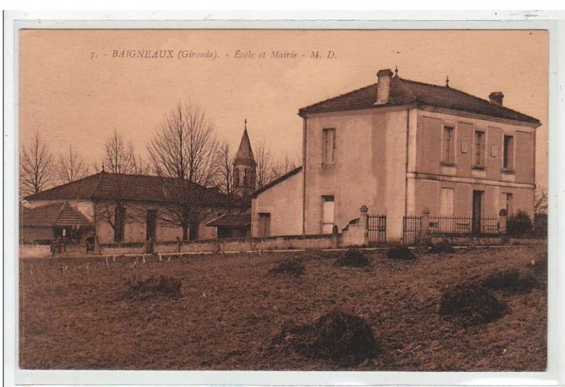 Ancienne carte postale montrant l'école et la mairie